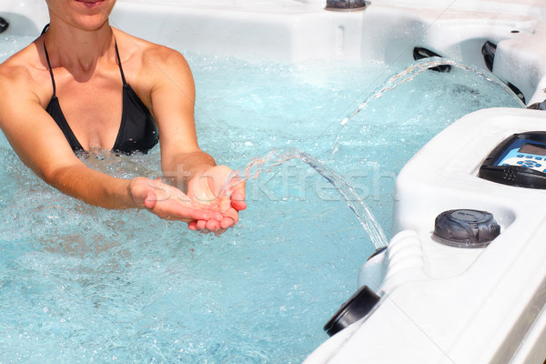 Mujer hermosa relajante bañera de hidromasaje jóvenes manos mano Foto stock © Kurhan