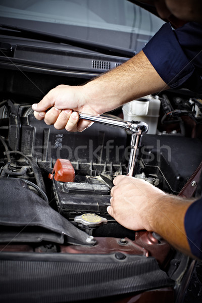 汽車修理工 工作的 車庫 修復 服務 手 商業照片 © Kurhan