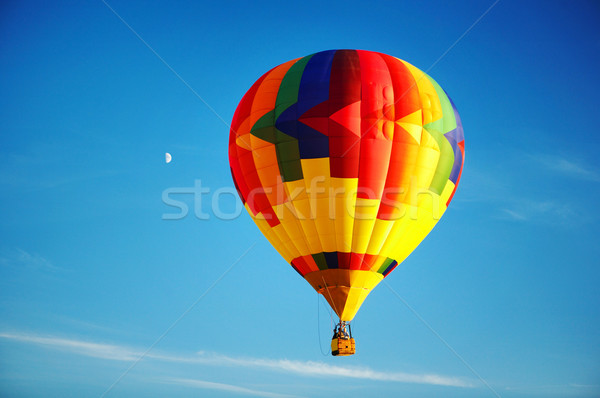 Balon multicolor care zboară curăţa Blue Sky cer Imagine de stoc © Kurhan