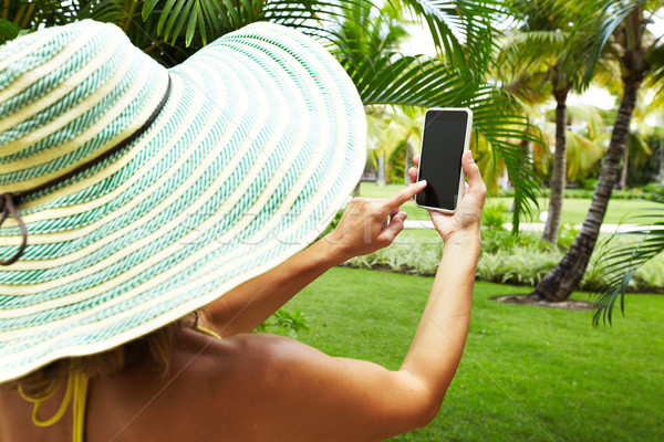Mulher tropical jardim férias telefone Foto stock © Kurhan
