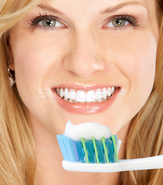 Egészséges fogak mosolyog fiatal nő tart fogkefe Stock fotó © Kurhan
