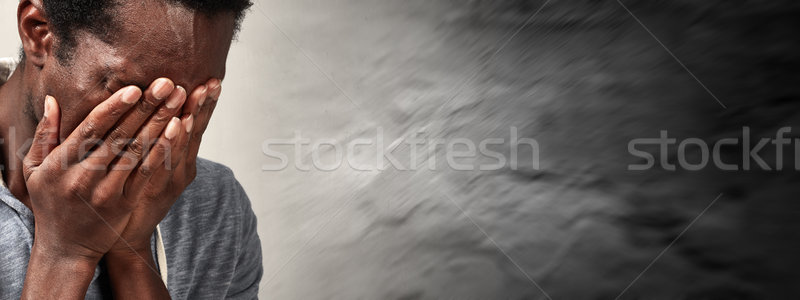 Baş ağrısı bunalımlı siyah adam gri duvar el Stok fotoğraf © Kurhan