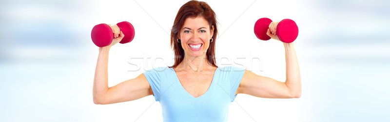 Femeie gantere femeie zambitoare greutate de ridicare sportiv Imagine de stoc © Kurhan
