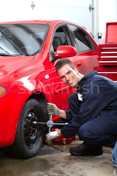 Automechaniker Reifen professionelle Reifen auto Reparatur Stock foto © Kurhan