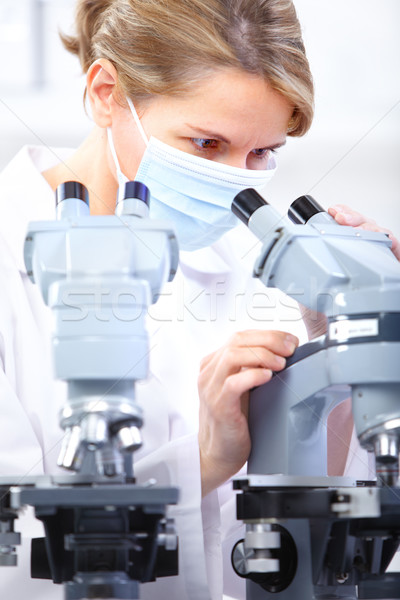 Zdjęcia stock: Kobieta · mikroskopem · pracy · laboratorium · lekarza · pracy