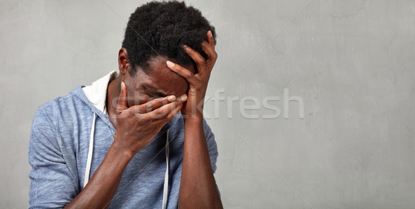 Dor de cabeça deprimido homem negro cinza parede cara Foto stock © Kurhan