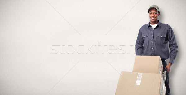 交貨 郵差 框 灰色 男子 背景 商業照片 © Kurhan