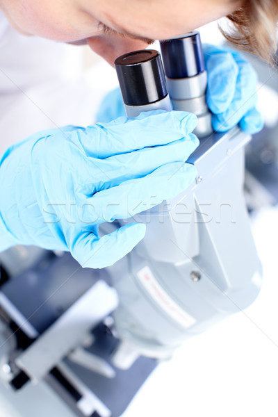 Сток-фото: женщину · микроскоп · рабочих · лаборатория · врач · работу