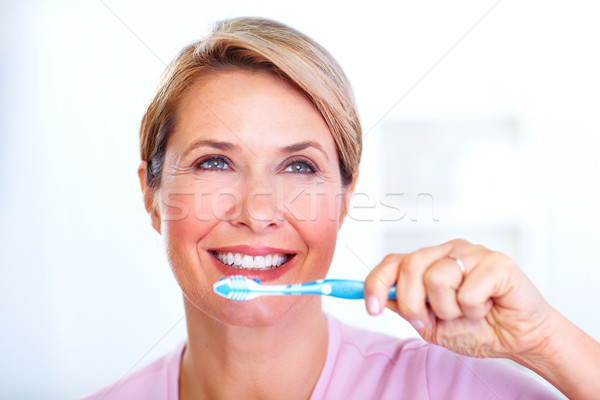 Hermosa altos mujer cepillo de dientes mujer sonriente dentales Foto stock © Kurhan