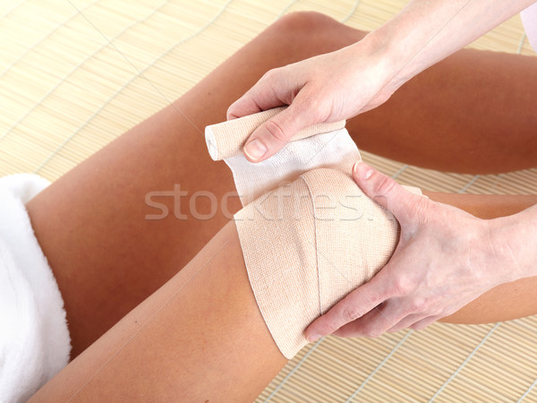 ストックフォト: 膝 · 痛み · ジョイント · 包帯 · 女性 · マッサージ