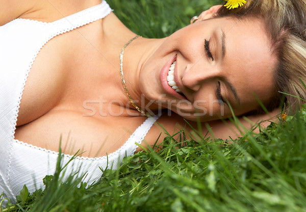 Femeie relaxa femeie frumoasa relaxare vară parc Imagine de stoc © Kurhan