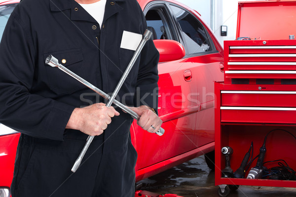 Autójavítás szolgáltatás munkás érett franciakulcs kéz Stock fotó © Kurhan