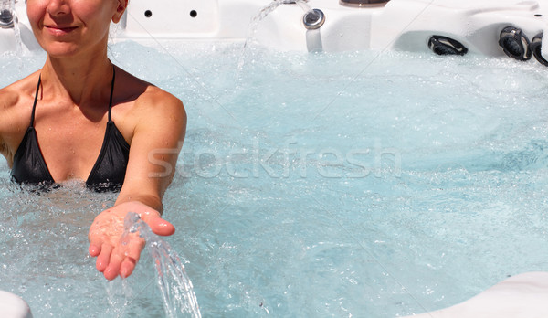 Bella donna rilassante vasca idromassaggio giovani mani mano Foto d'archivio © Kurhan