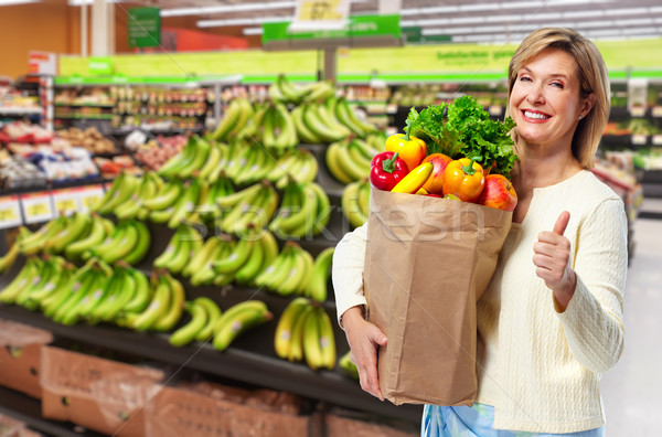 Vrouw kruidenier zak groenten supermarkt gezondheid Stockfoto © Kurhan