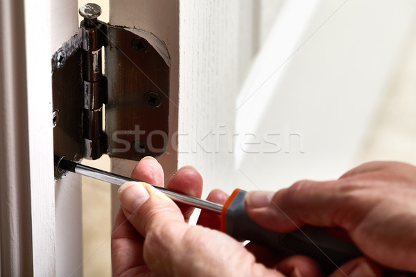 Uşă balama instalare mâini surubelnita Imagine de stoc © Kurhan