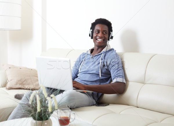 Homem negro escuta música africano americano homem fones de ouvido Foto stock © Kurhan