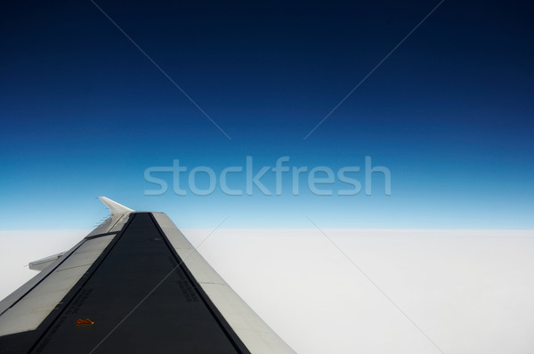 Nubi bianco view finestra piano blu Foto d'archivio © Kurhan