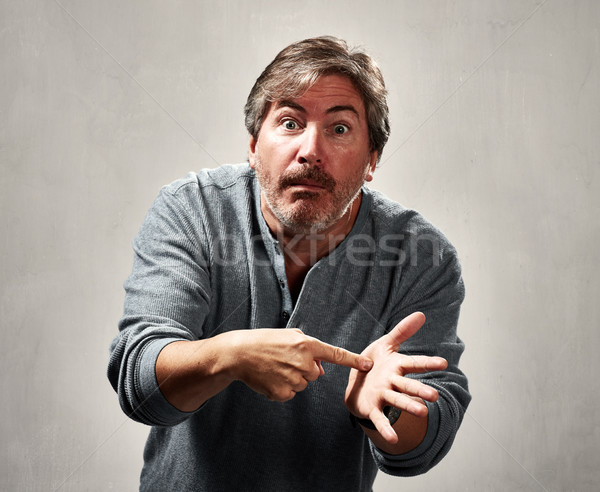 Critic supărat om portret gri perete Imagine de stoc © Kurhan