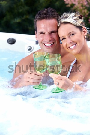 Jacuzzi tineri fericit cuplu spa Imagine de stoc © Kurhan