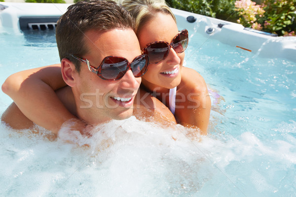 Feliz Pareja jacuzzi relajante bañera de hidromasaje vacaciones Foto stock © Kurhan