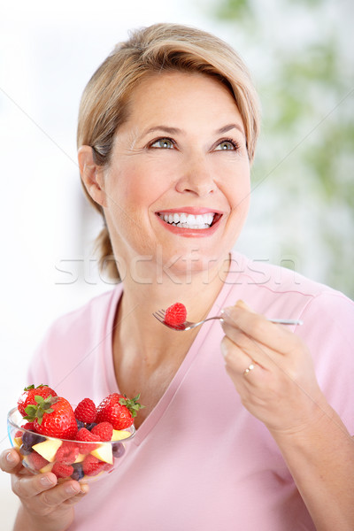 Zdjęcia stock: Kobieta · dojrzały · uśmiechnięta · kobieta · jedzenie · truskawek · żywności