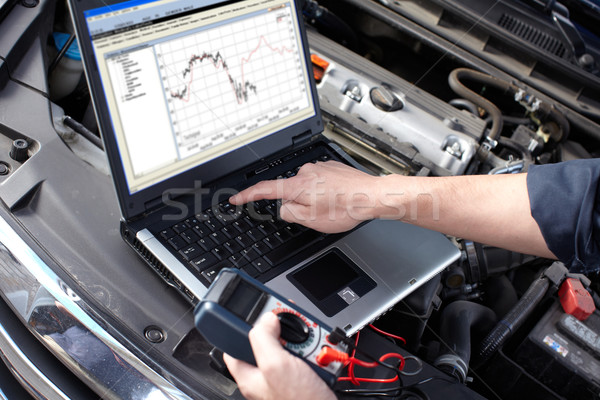 Autó szerelő dolgozik autó javítás szolgáltatás Stock fotó © Kurhan