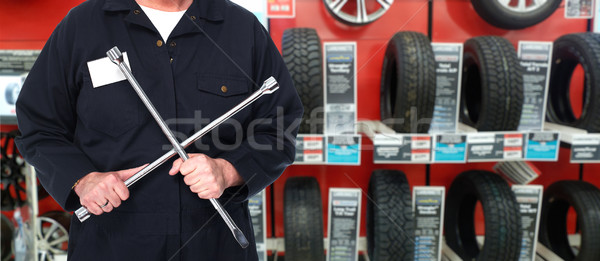 Naprawa samochodów usługi pracownika dojrzały klucz strony Zdjęcia stock © Kurhan