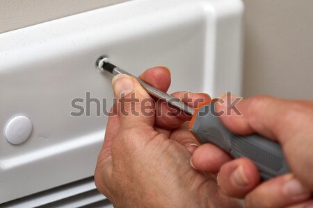 Porta trancar instalação mãos chave de fenda Foto stock © Kurhan