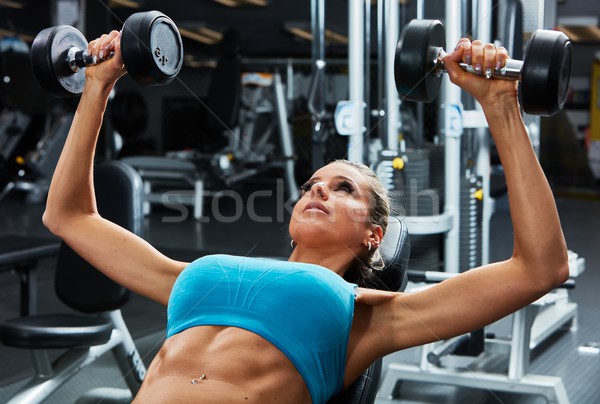 Bank druk training sterke jonge vrouw Stockfoto © Kurhan