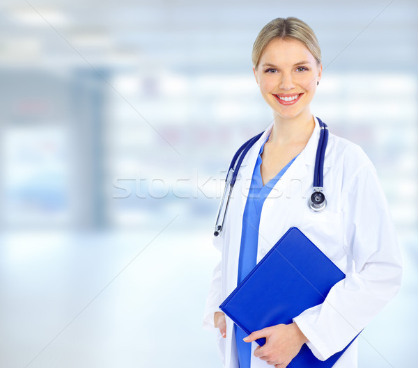 Medic femeie zambitoare tineri medical femeie Imagine de stoc © Kurhan