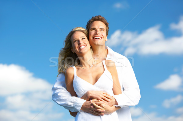 Cuplu dragoste tineri zâmbitor Blue Sky fată Imagine de stoc © Kurhan