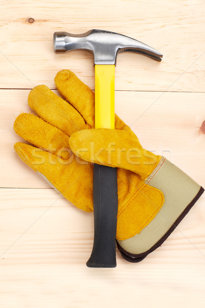 Werkzeuge Hammer Handschuh Arbeitnehmer Holz Planke Stock foto © Kurhan