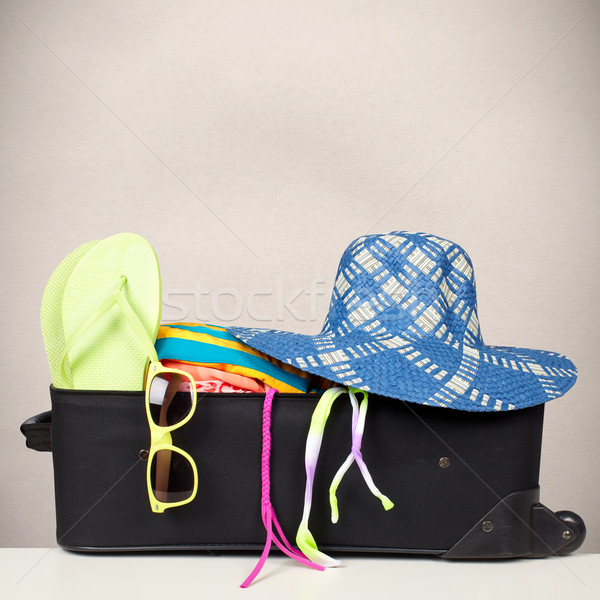 Koffer bikini zonnebril klaar vakantie achtergrond Stockfoto © Kurhan