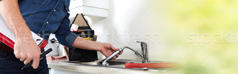 Vízvezetékszerelő kezek vízcsap profi rendbehoz konyha Stock fotó © Kurhan