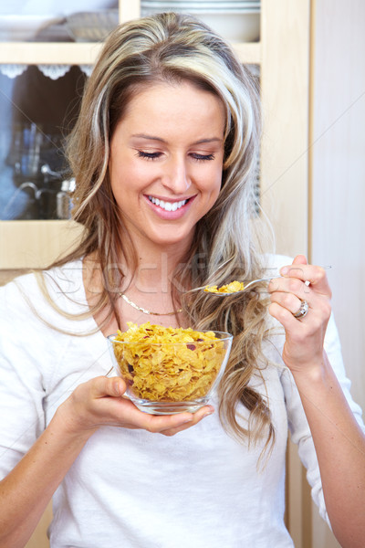 Frau Essen Getreide jungen schöne Frau Ernährung Stock foto © Kurhan