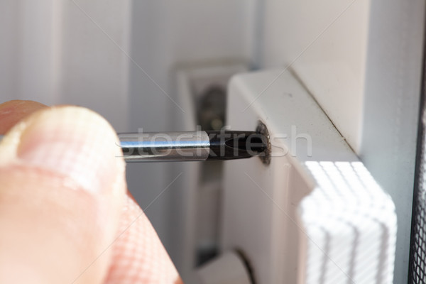 Uşă bloca instalare mâini surubelnita Imagine de stoc © Kurhan