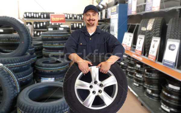 Carro mecânico pneu sorridente garagem negócio Foto stock © Kurhan