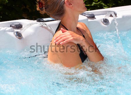 Bella donna rilassante vasca idromassaggio giovani acqua mani Foto d'archivio © Kurhan