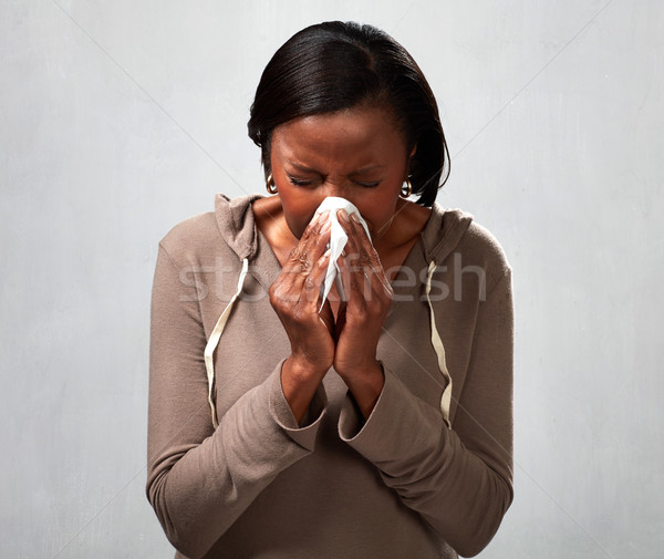 Zwarte vrouw afro-amerikaanse ziek vrouw blazen neus servet Stockfoto © Kurhan
