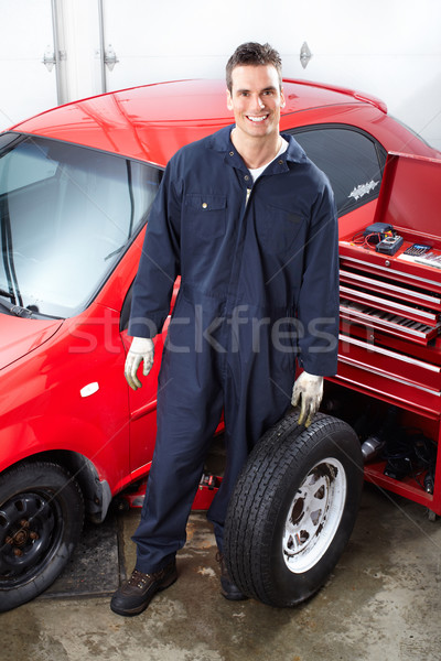 Foto stock: Auto · reparación · guapo · mecánico · ruedas · tienda