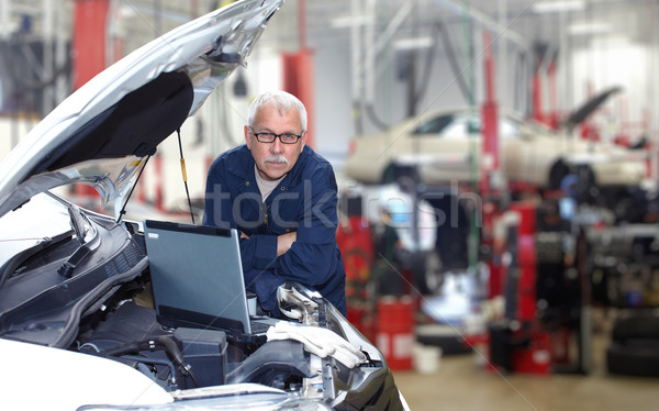 Dojrzały mechanik samochodowy pracy naprawa samochodów usługi laptop Zdjęcia stock © Kurhan