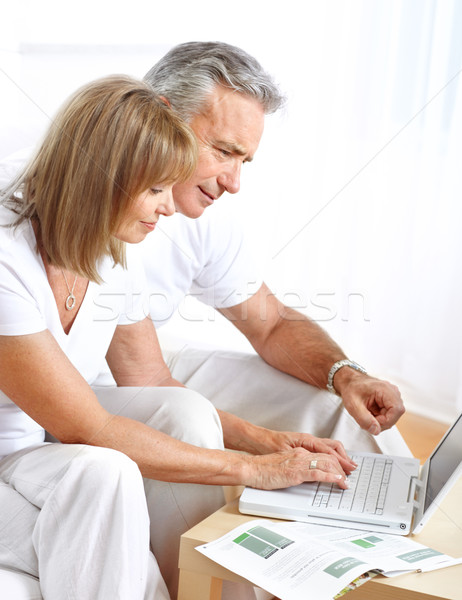 Cuplu lucru laptop acasă afaceri Imagine de stoc © Kurhan