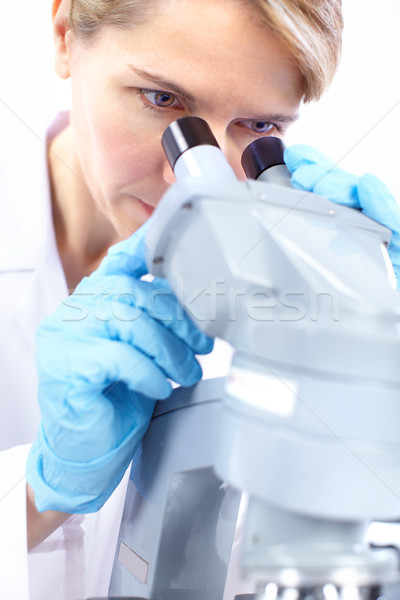 Foto stock: Mulher · microscópio · trabalhando · lab · médico · trabalhar