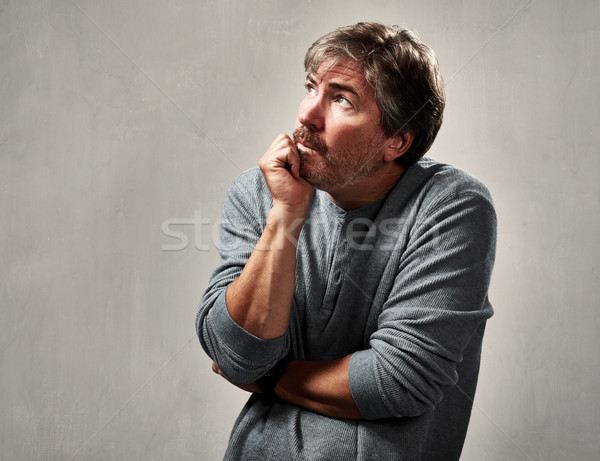 Nyugtalan férfi aggódó érett férfi portré szürke Stock fotó © Kurhan
