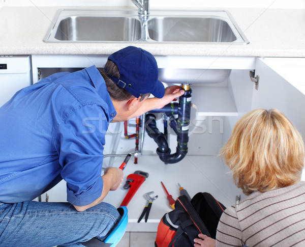 Loodgieter volwassen wastafel keuken vrouw Stockfoto © Kurhan