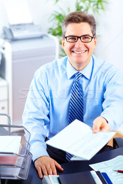 Foto stock: Empresario · sonriendo · de · trabajo · oficina · papel · trabajador