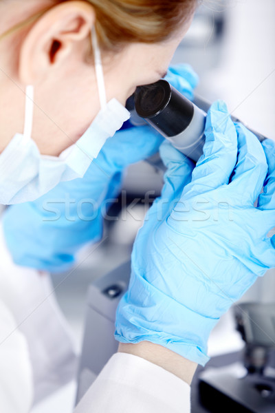 Femeie microscop lucru laborator medic muncă Imagine de stoc © Kurhan