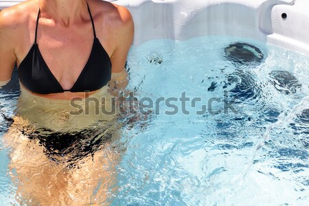 Bella donna rilassante vasca idromassaggio giovani acqua salute Foto d'archivio © Kurhan