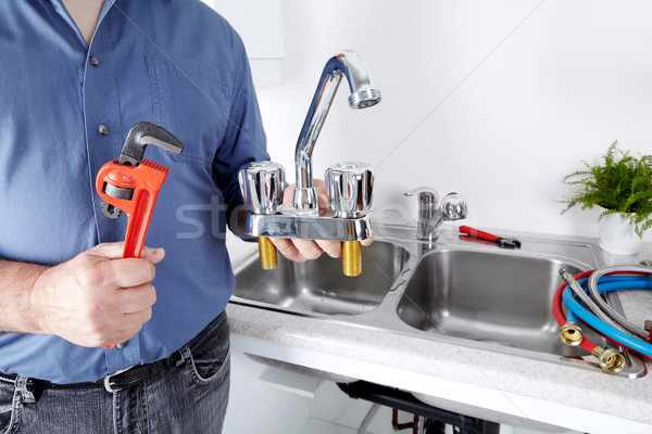 Instalator cheie mâini profesional apa de la robinet construcţie Imagine de stoc © Kurhan