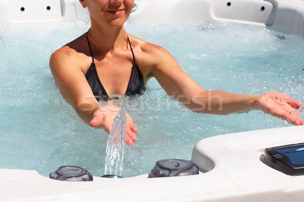 Bella donna rilassante vasca idromassaggio giovani acqua mani Foto d'archivio © Kurhan